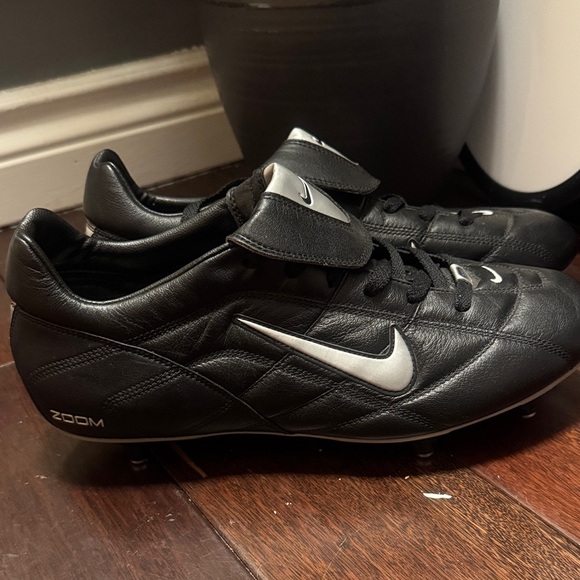 Nike Black and Silver Men's Athletic Shoes - Picture 2 of 9